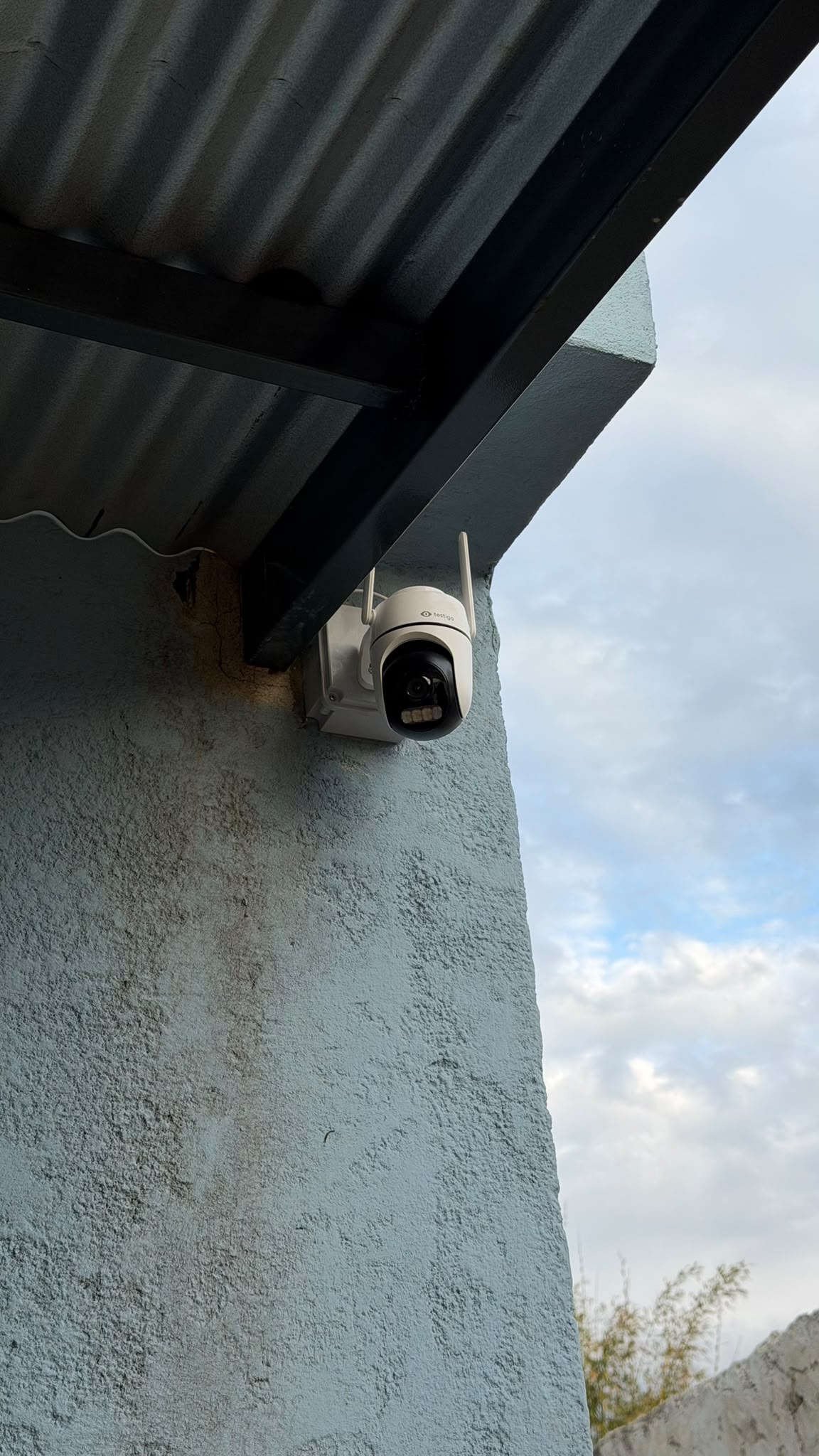 Cámara de seguridad exterior instalada bajo el alero de una vivienda en Salto