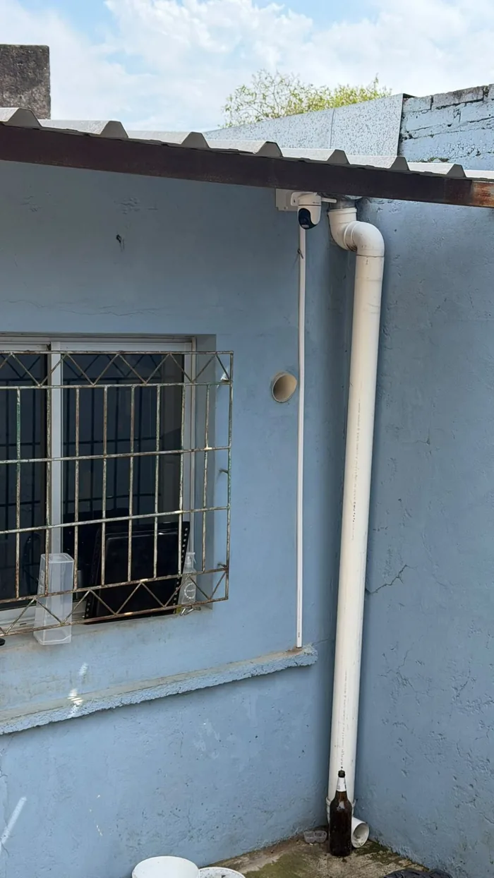 Cámara de seguridad instalada y orientada en el exterior de una vivienda