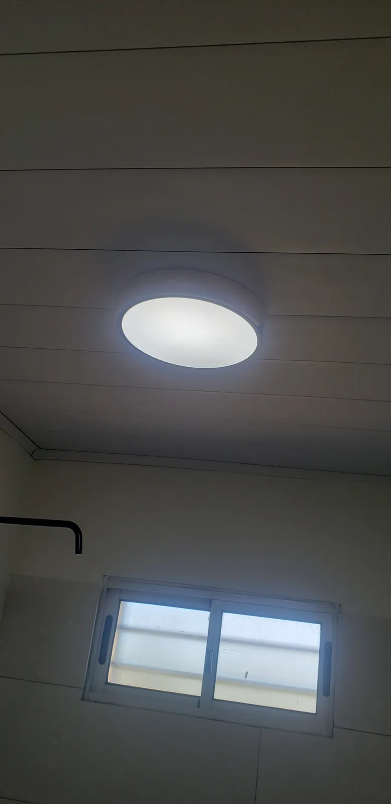 Plafón LED encendido después de su instalación en un ambiente interior
