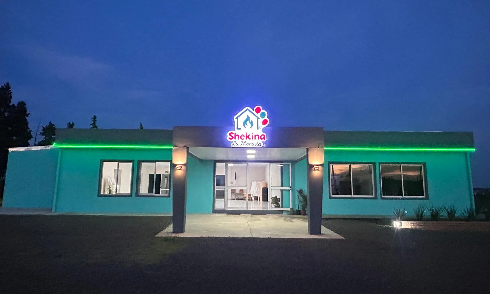 Fachada iluminada del Salón de Fiestas y Eventos SHEKINA en Salto