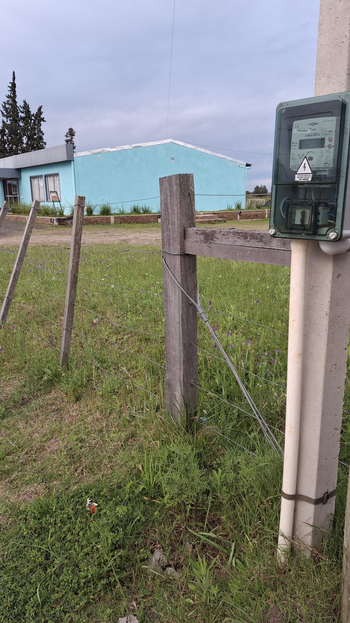 Medidor exterior instalado con el Salón de Fiestas y Eventos SHEKINA al fondo